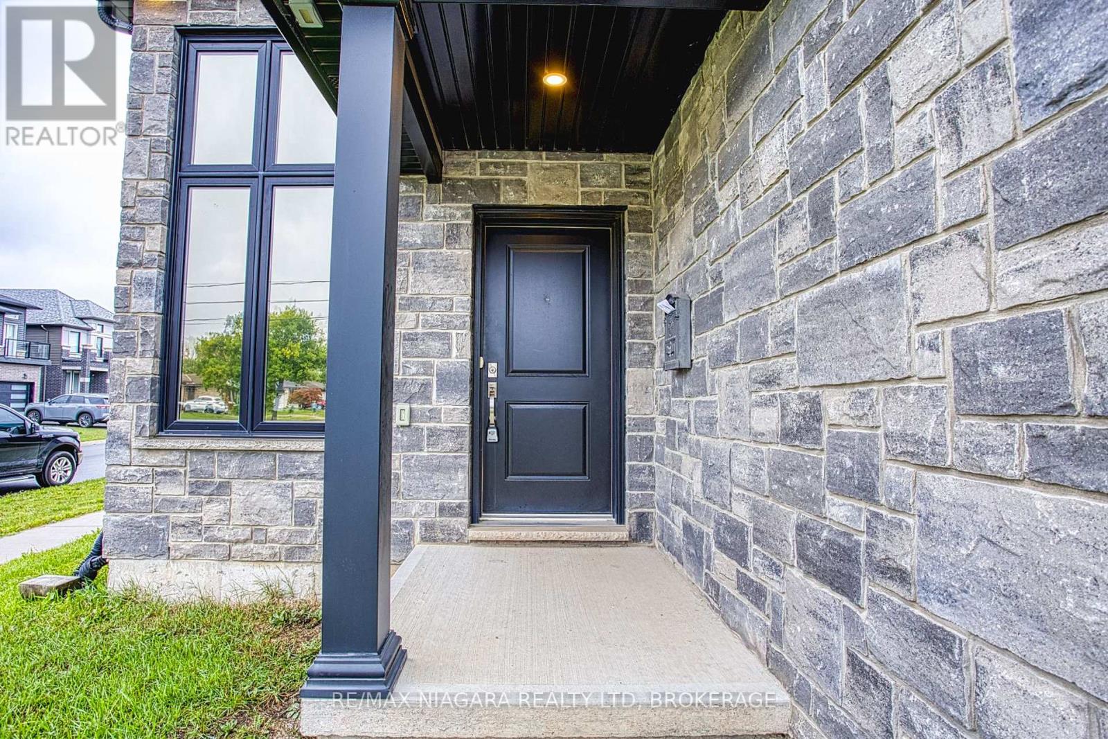 43 Sauer Avenue, Welland, Ontario  L3B 0C7 - Photo 3 - X12434312