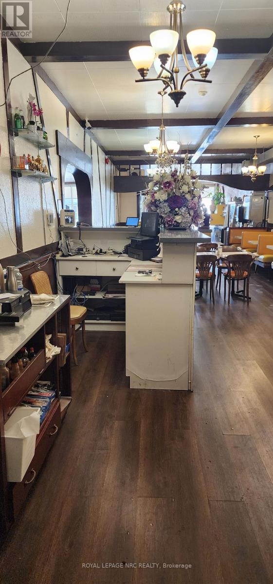 4880 Victoria Avenue, Niagara Falls, Ontario  L2E 4C5 - Photo 3 - X12436108