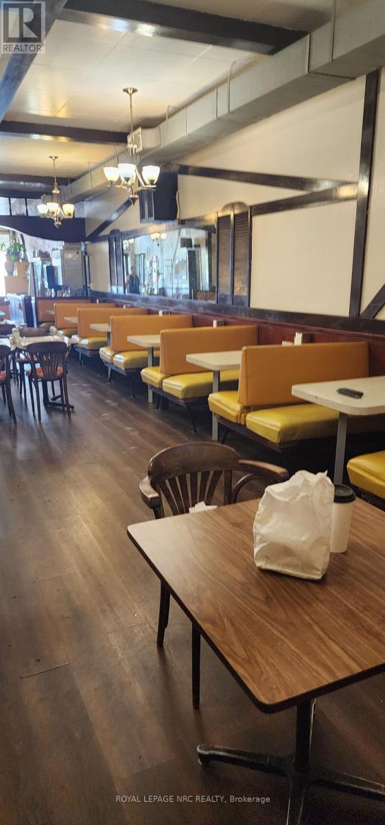 4880 Victoria Avenue, Niagara Falls, Ontario  L2E 4C5 - Photo 4 - X12436108