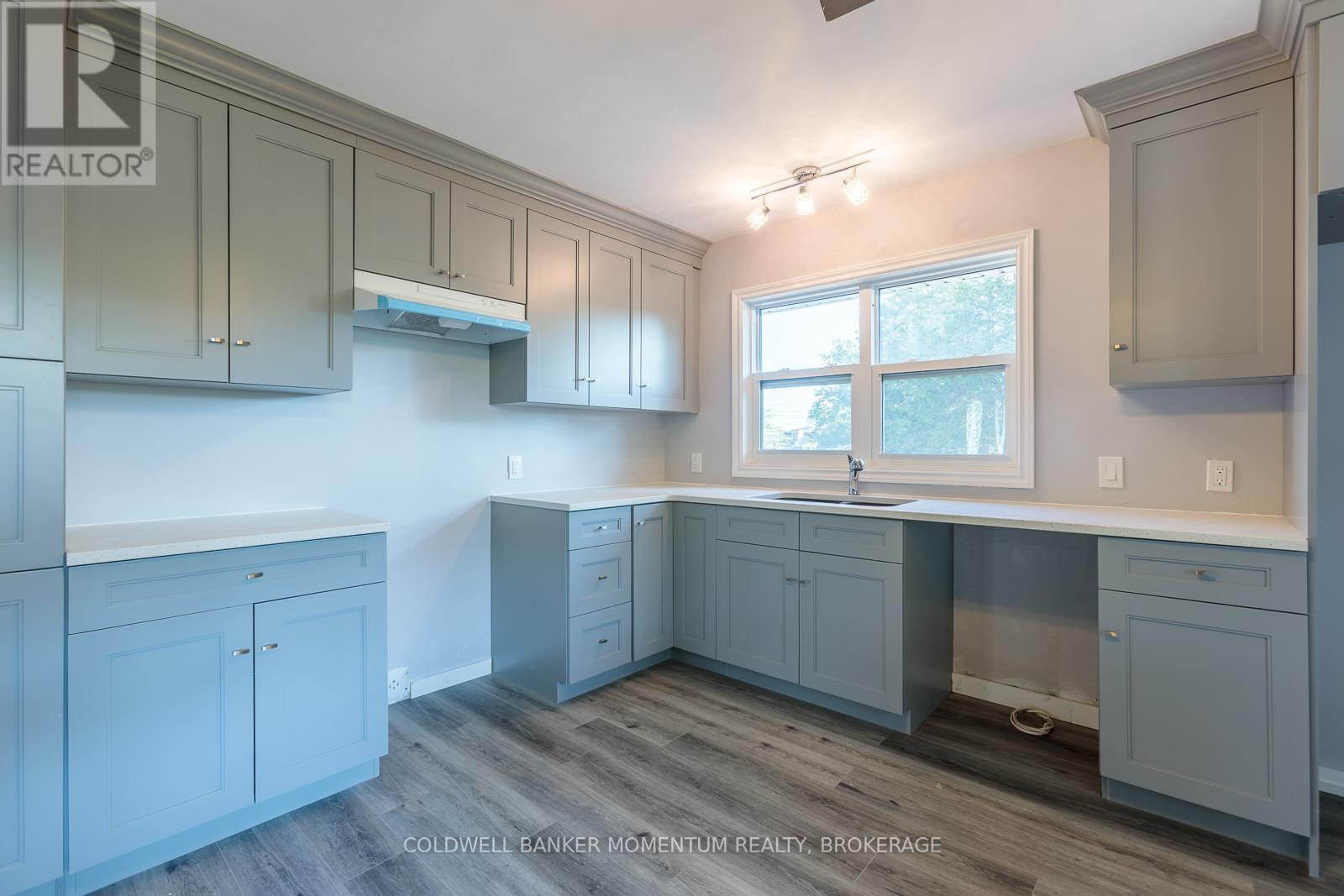 2 Foley Crescent, Thorold, Ontario  L2V 2K8 - Photo 12 - X12437085