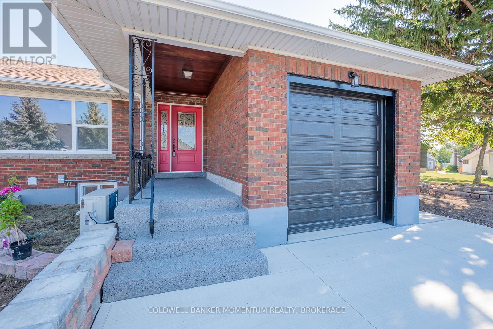 2 Foley Crescent, Thorold, Ontario  L2V 2K8 - Photo 3 - X12437085