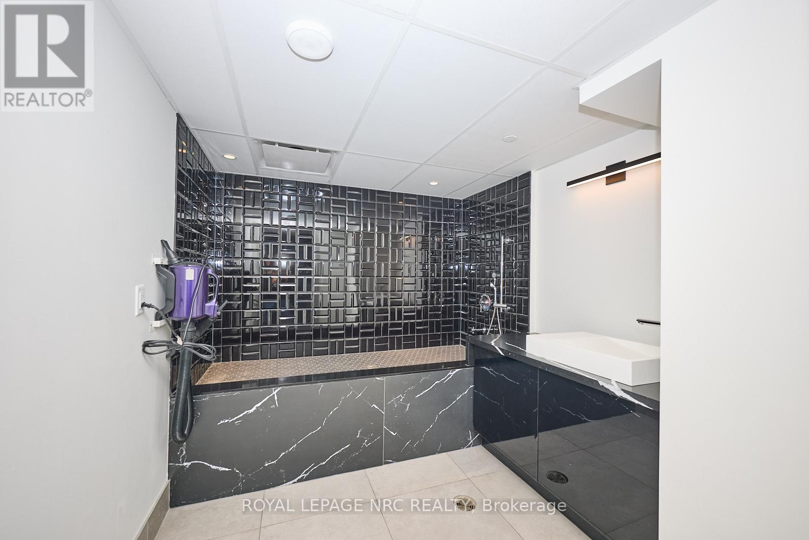 221 - 600 North Service Road, Hamilton, Ontario  L8E 0L2 - Photo 6 - X12438189