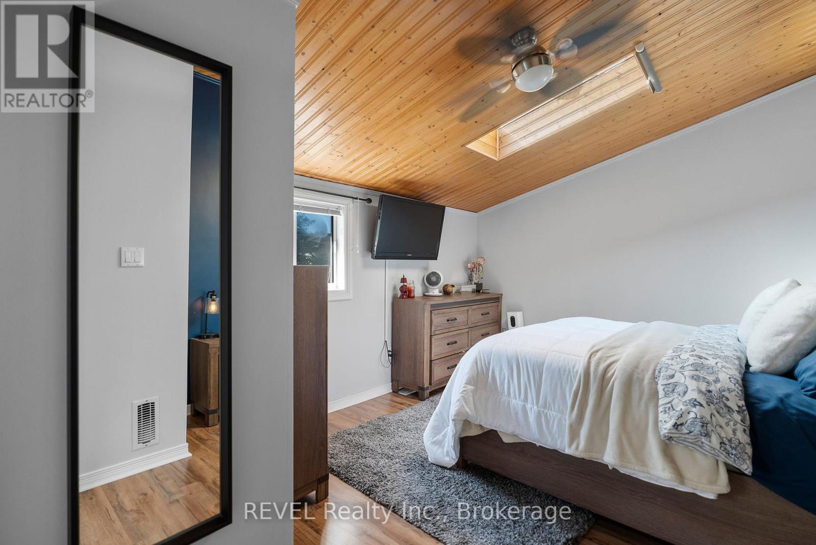 33 Regent Street, Thorold, Ontario  L2V 1T5 - Photo 18 - X12439205