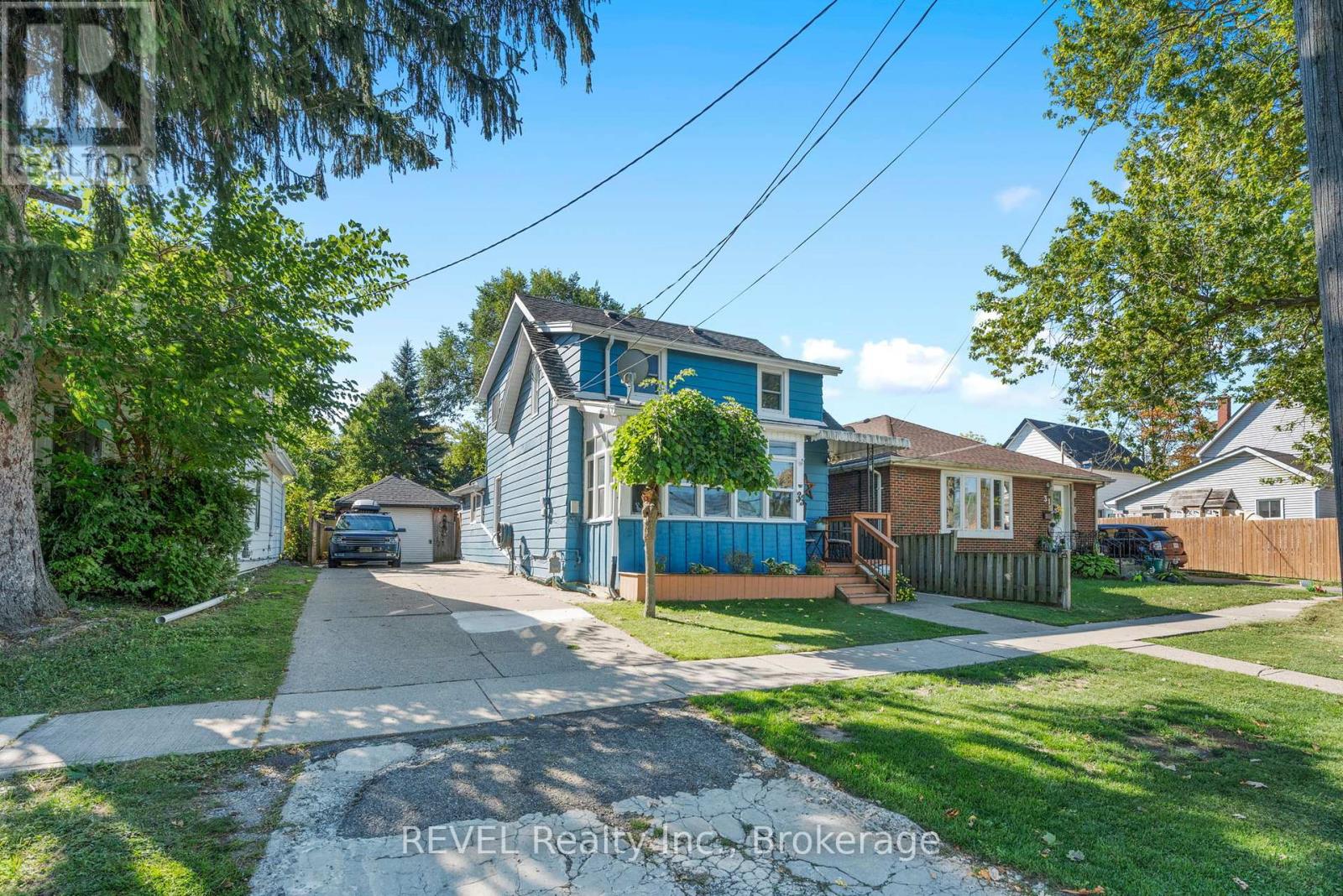 33 Regent Street, Thorold, Ontario  L2V 1T5 - Photo 3 - X12439205