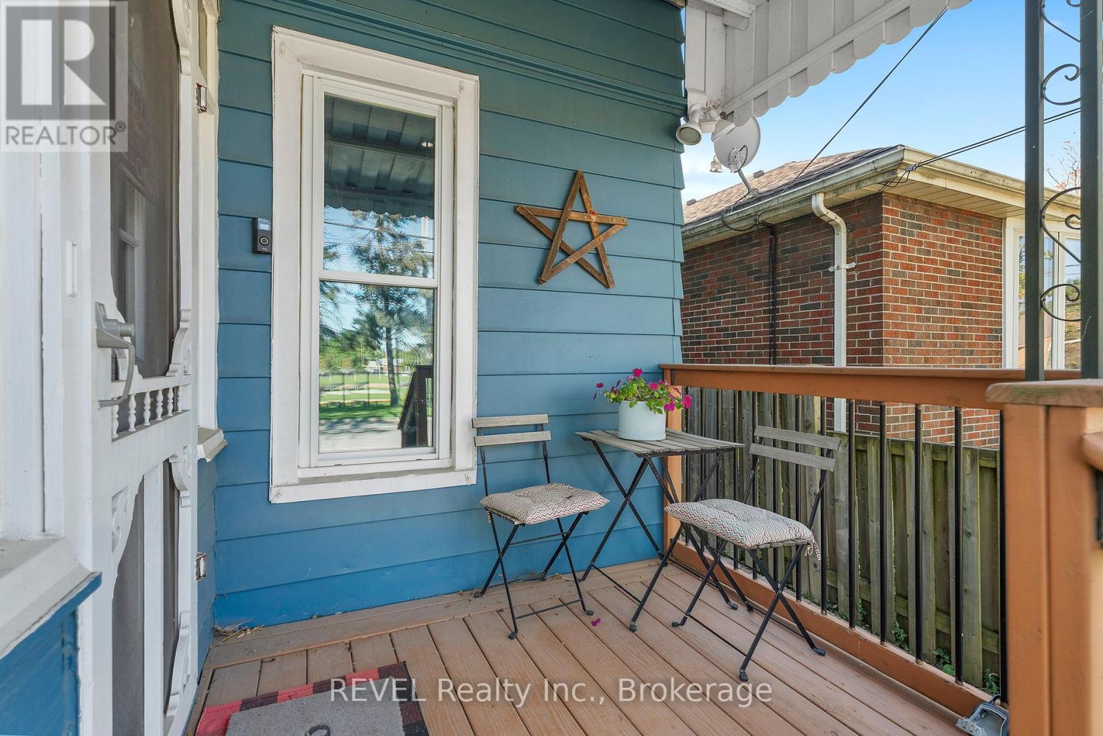 33 Regent Street, Thorold, Ontario  L2V 1T5 - Photo 4 - X12439205