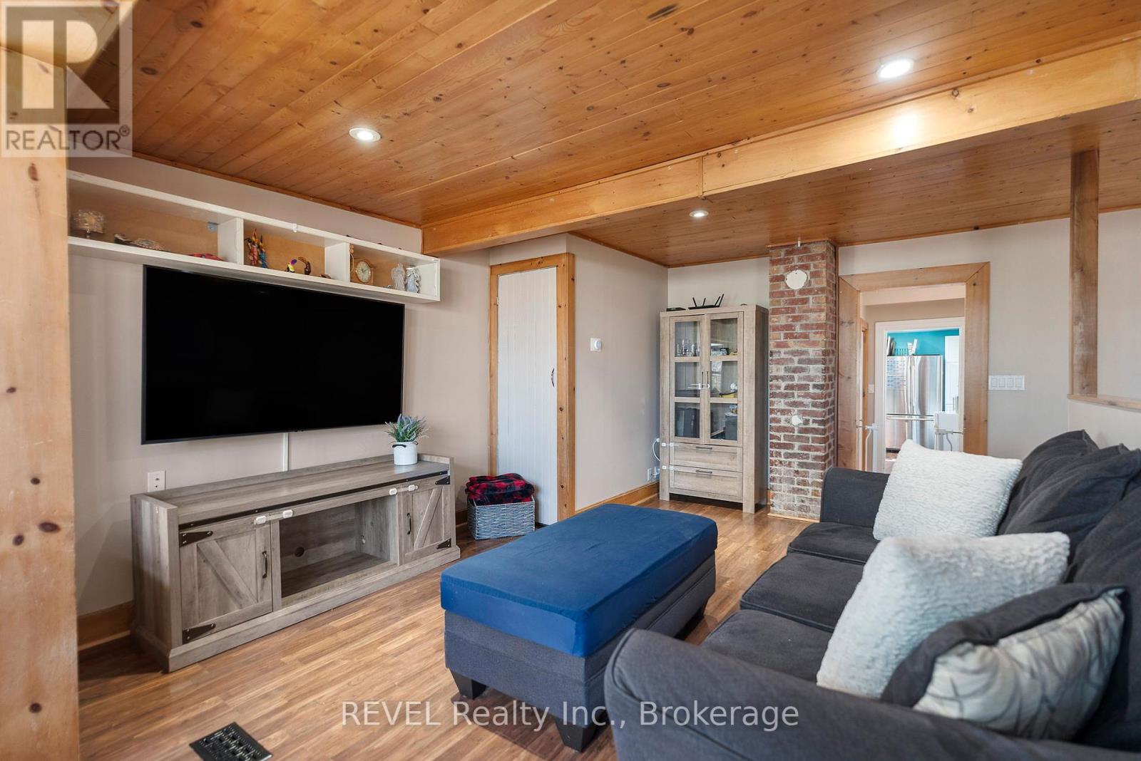 33 Regent Street, Thorold, Ontario  L2V 1T5 - Photo 6 - X12439205