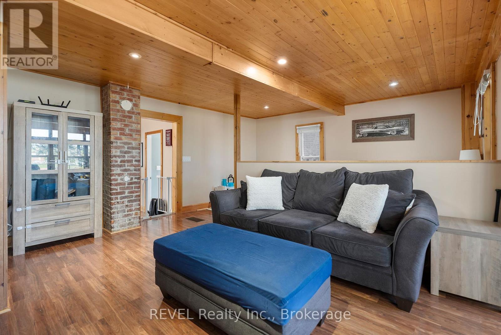 33 Regent Street, Thorold, Ontario  L2V 1T5 - Photo 7 - X12439205