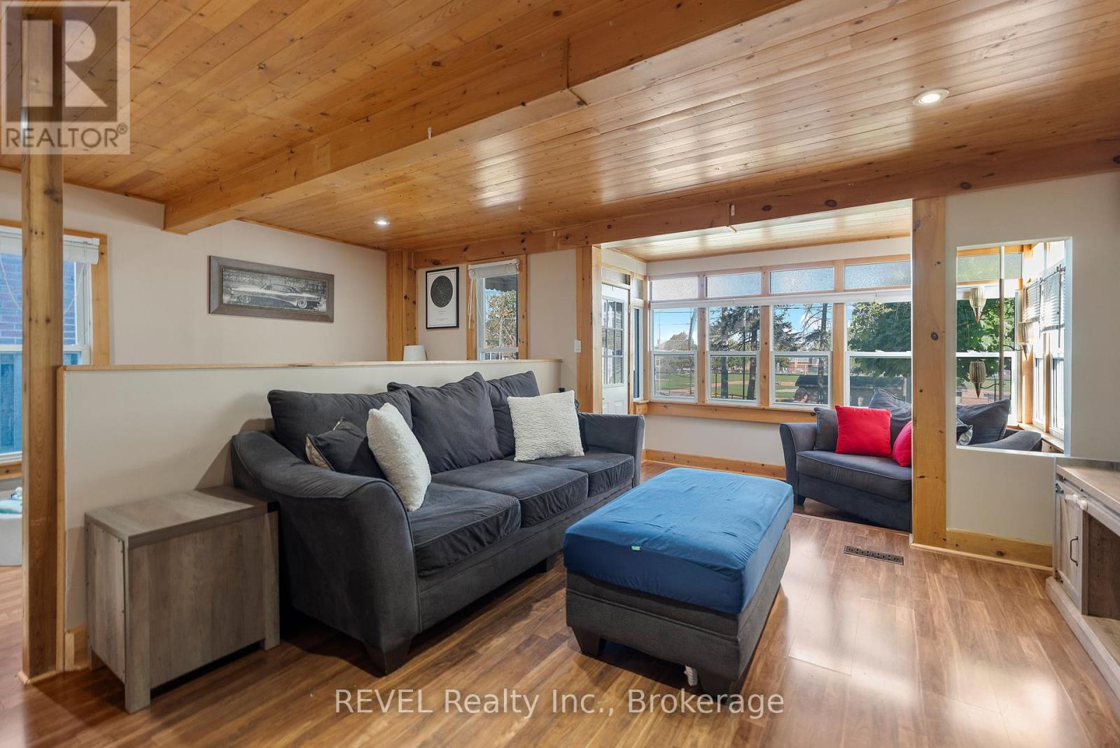 33 Regent Street, Thorold, Ontario  L2V 1T5 - Photo 8 - X12439205