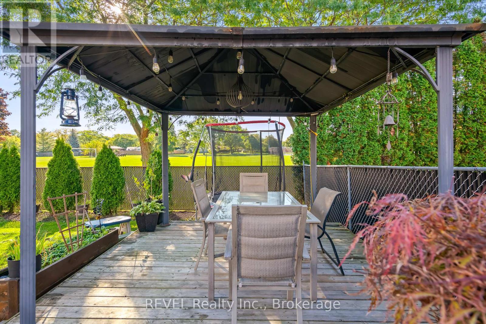 12 Silverdale Drive, St. Catharines, Ontario  L2M 3N1 - Photo 11 - X12439514