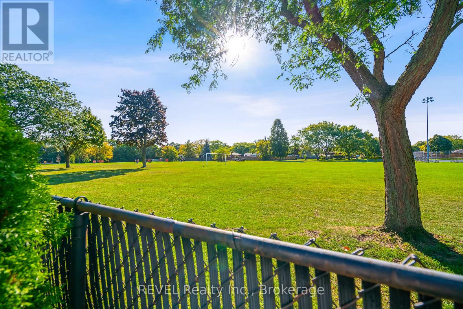 12 Silverdale Drive, St. Catharines, Ontario  L2M 3N1 - Photo 13 - X12439514