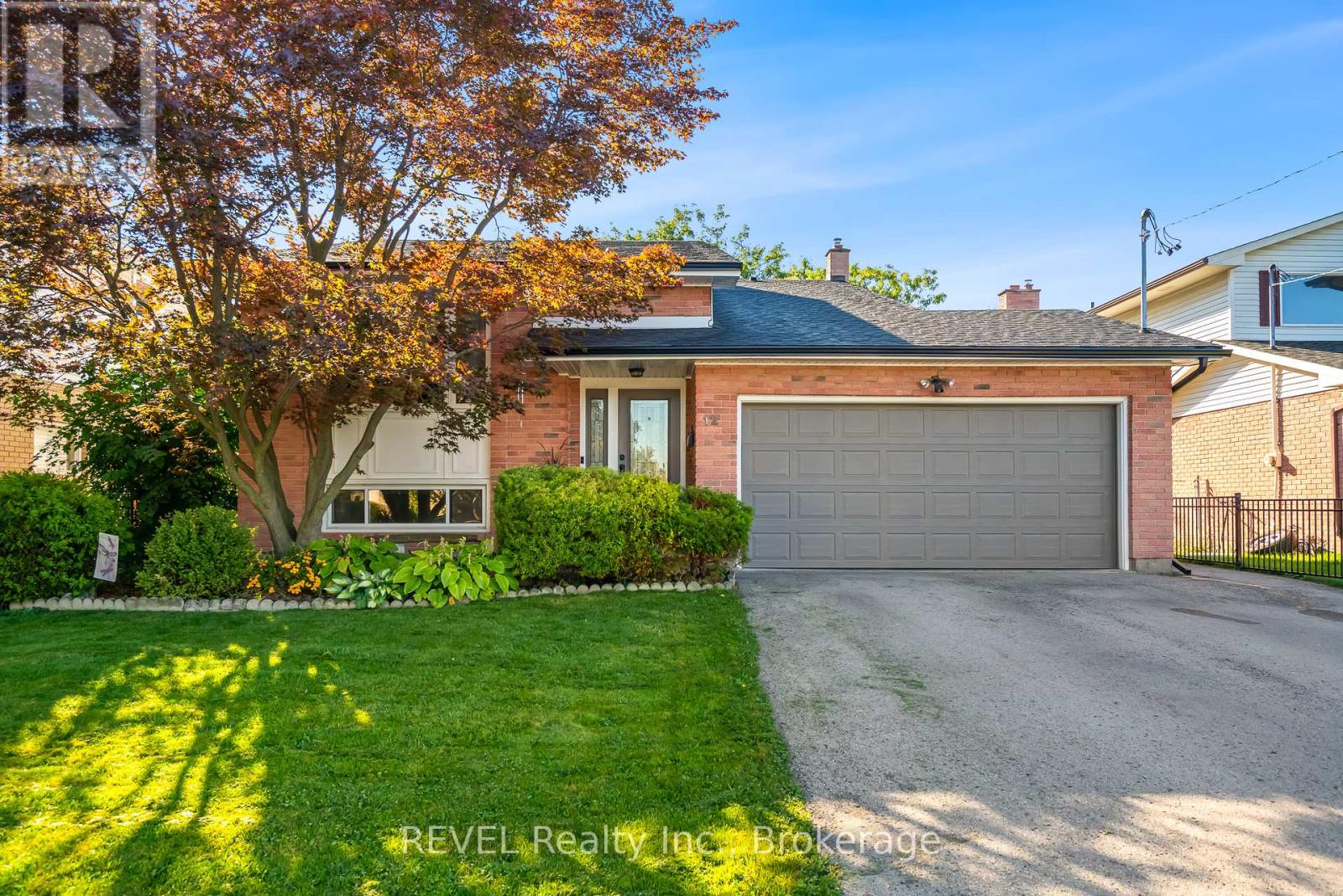 12 Silverdale Drive, St. Catharines, Ontario  L2M 3N1 - Photo 3 - X12439514