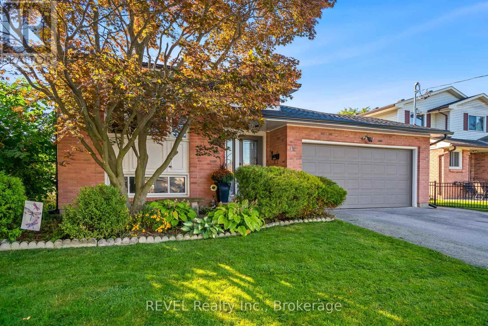 12 Silverdale Drive, St. Catharines, Ontario  L2M 3N1 - Photo 4 - X12439514
