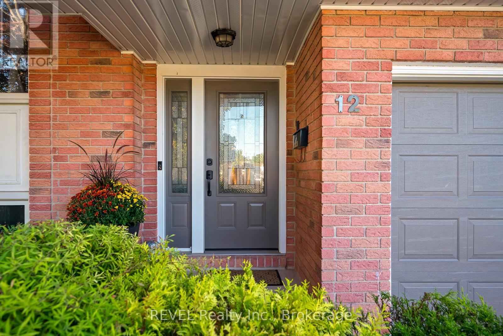 12 Silverdale Drive, St. Catharines, Ontario  L2M 3N1 - Photo 5 - X12439514