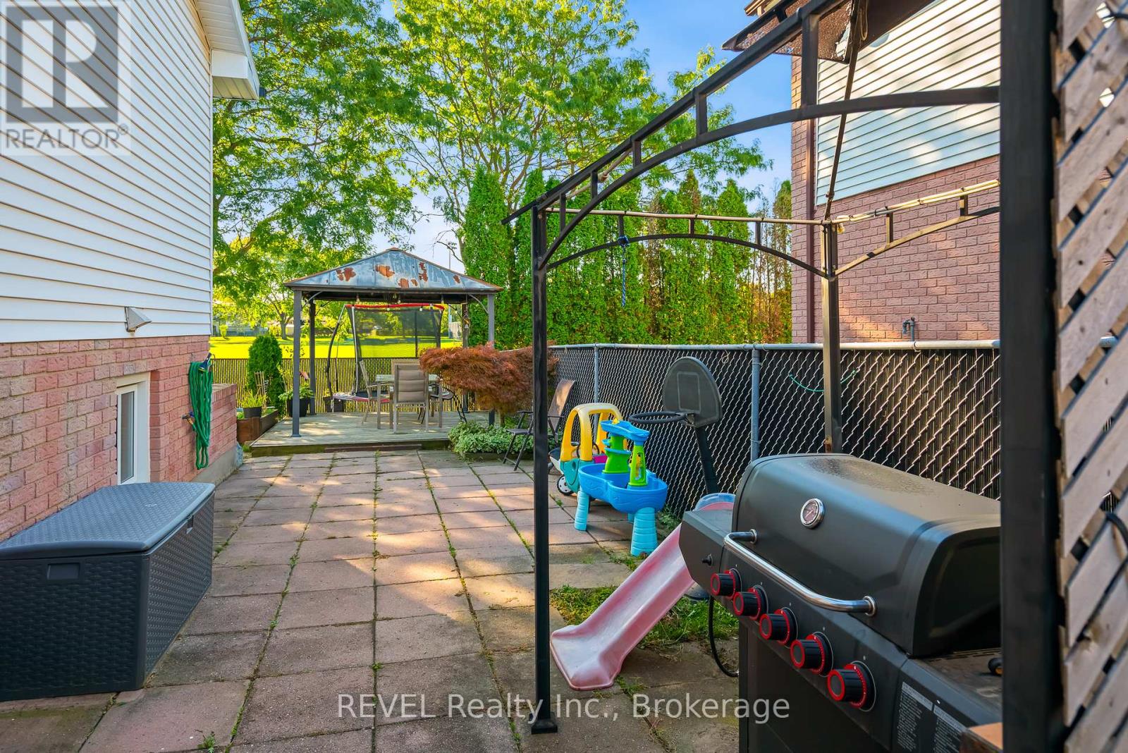 12 Silverdale Drive, St. Catharines, Ontario  L2M 3N1 - Photo 6 - X12439514