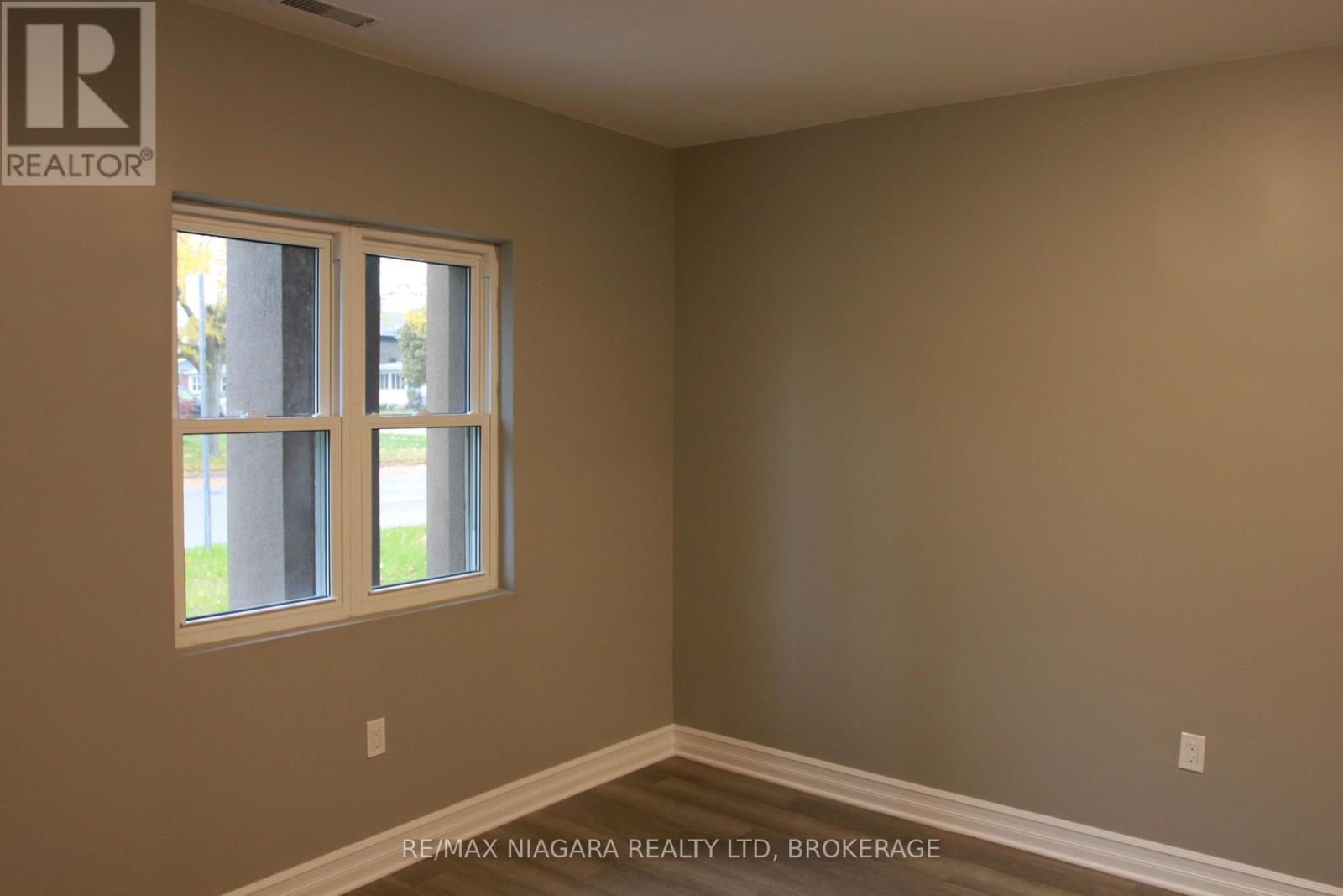 21 Wintemute Street, Fort Erie, Ontario  L2A 3N9 - Photo 11 - X12439523