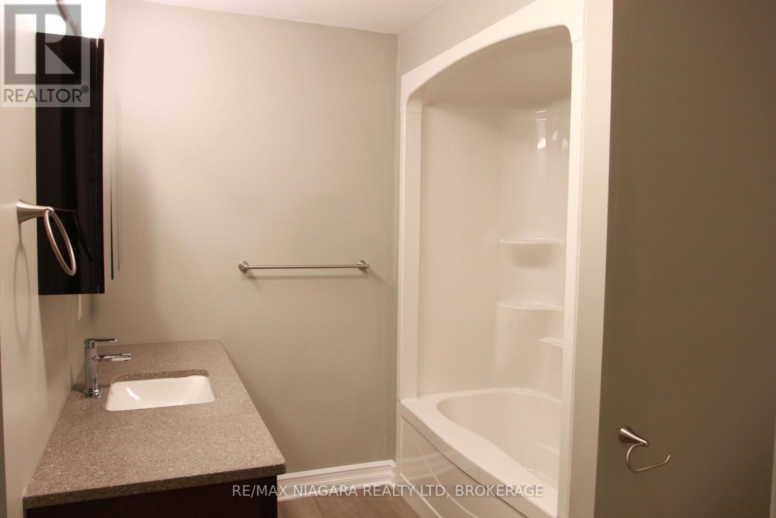 21 Wintemute Street, Fort Erie, Ontario  L2A 3N9 - Photo 12 - X12439523