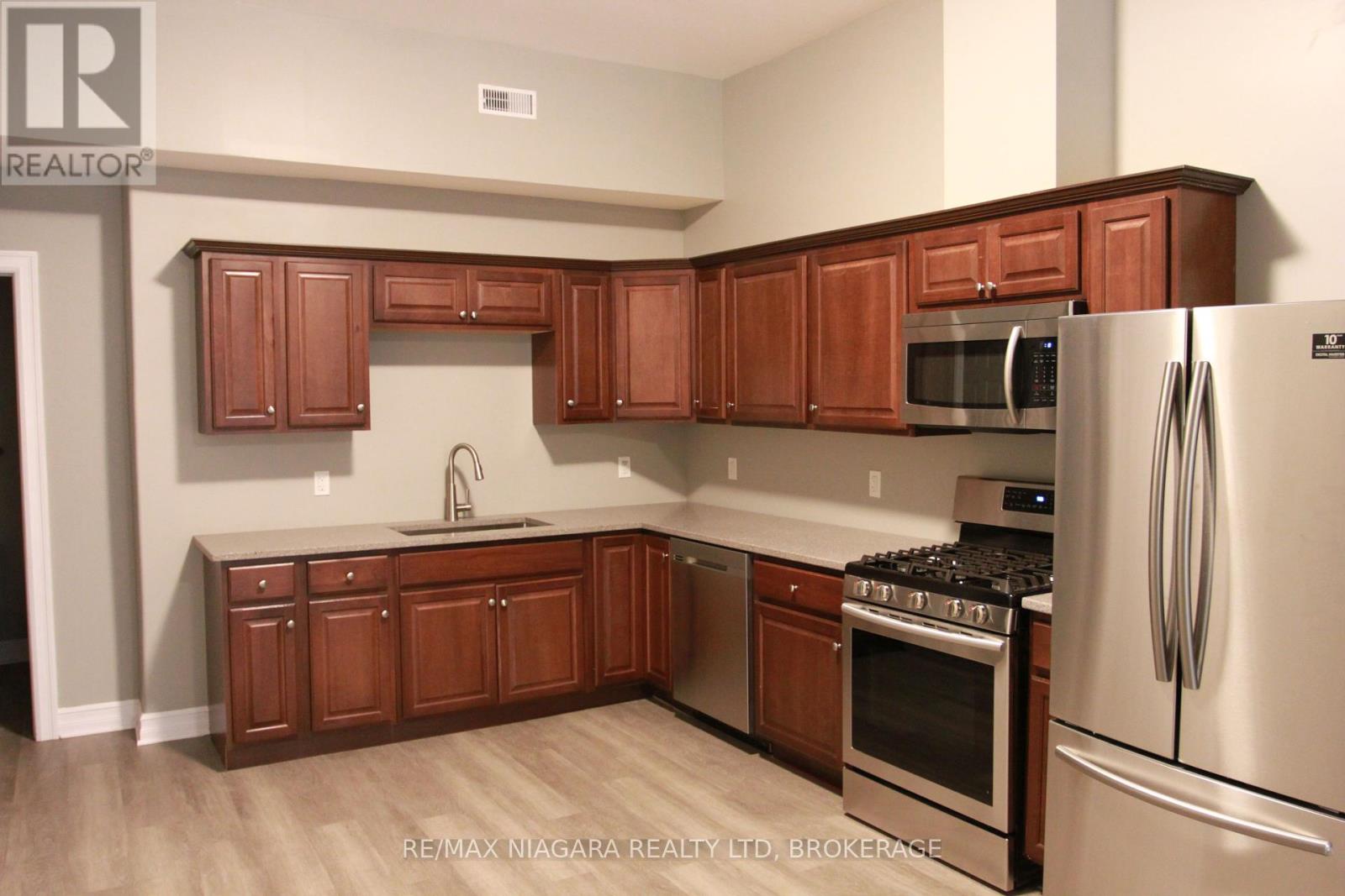 21 Wintemute Street, Fort Erie, Ontario  L2A 3N9 - Photo 7 - X12439523