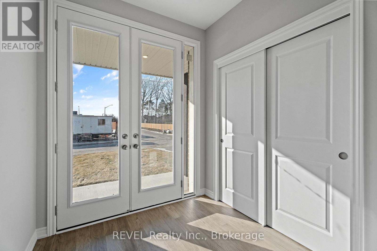 210 Wellandvale Drive, Welland, Ontario  L3C 7C7 - Photo 4 - X12440227