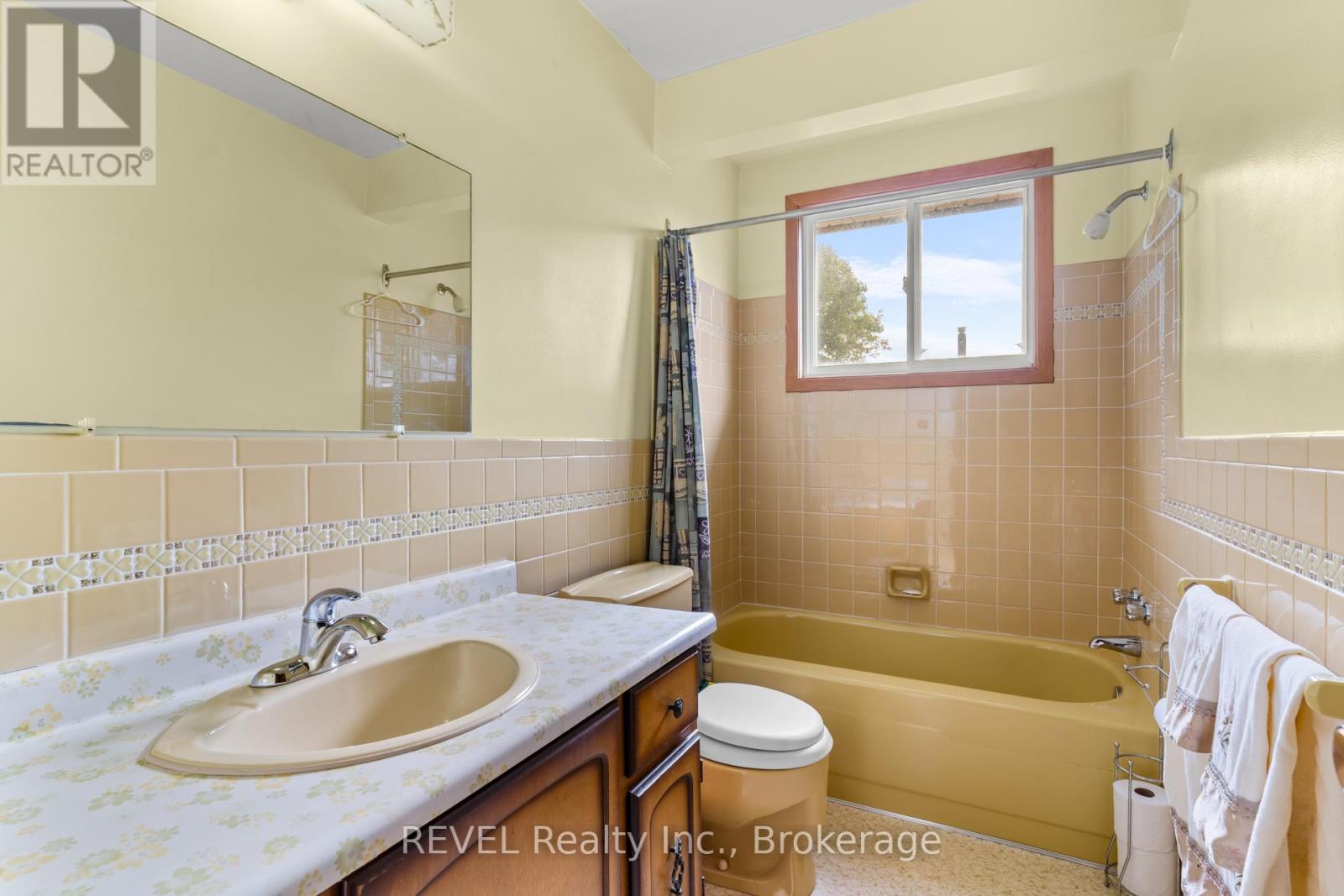 6256 Johnson Drive, Niagara Falls, Ontario  L2J 3J5 - Photo 15 - X12440484