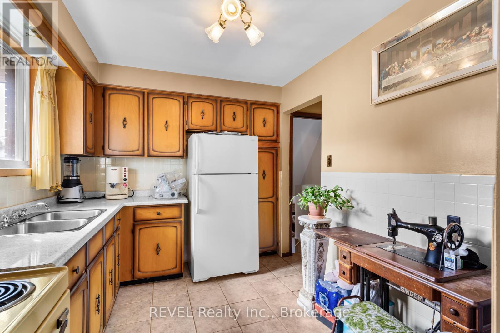 6256 Johnson Drive, Niagara Falls, Ontario  L2J 3J5 - Photo 9 - X12440484