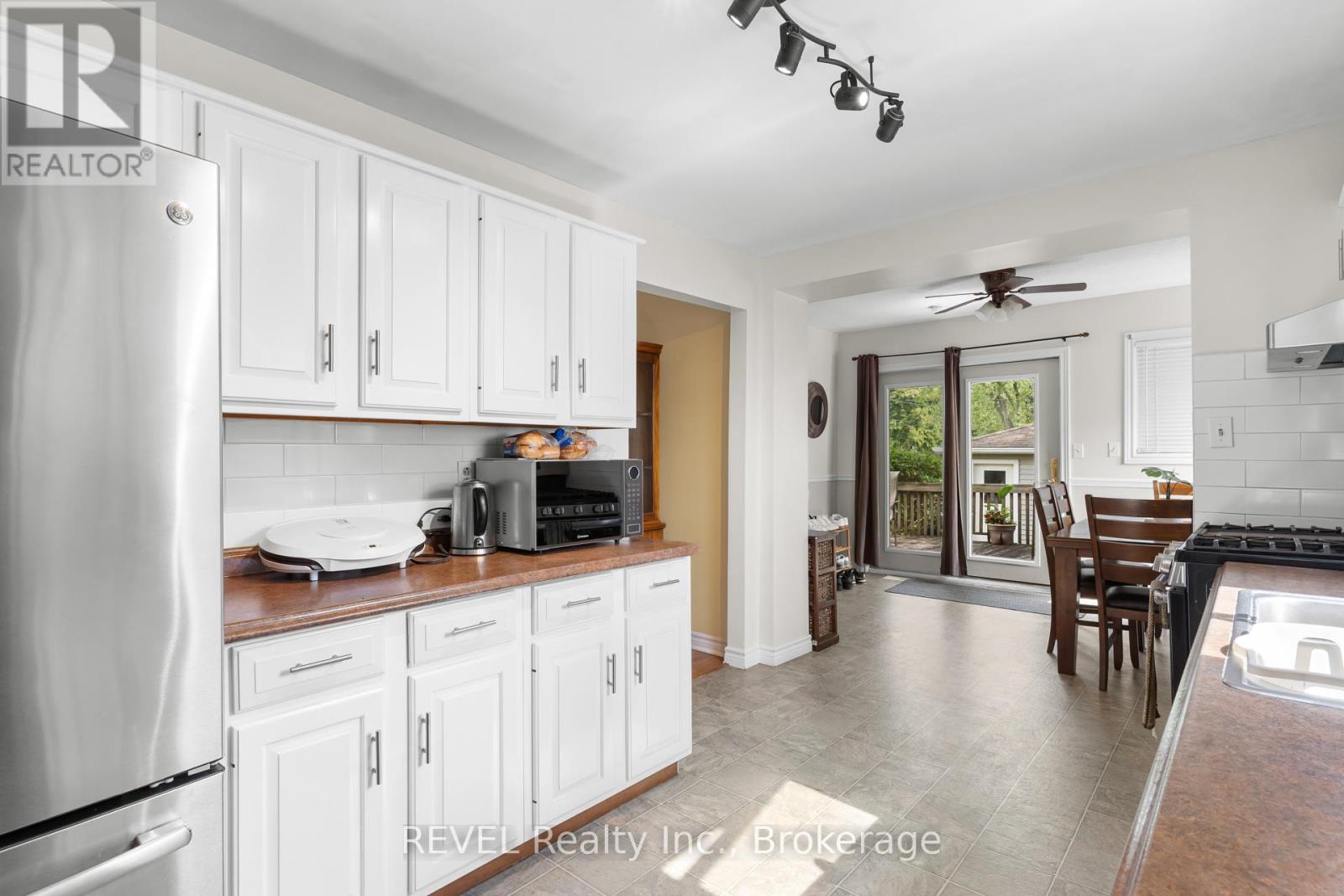 32 Bay Avenue, Welland, Ontario  L3B 3G6 - Photo 11 - X12441570