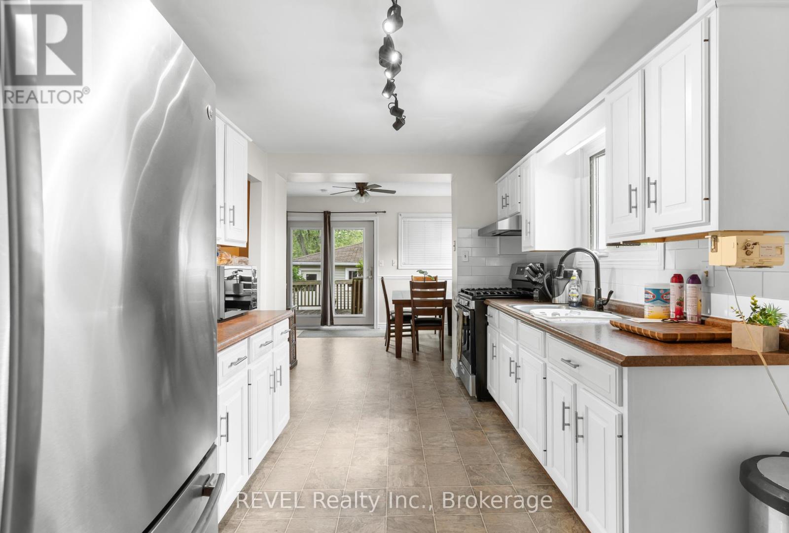 32 Bay Avenue, Welland, Ontario  L3B 3G6 - Photo 12 - X12441570