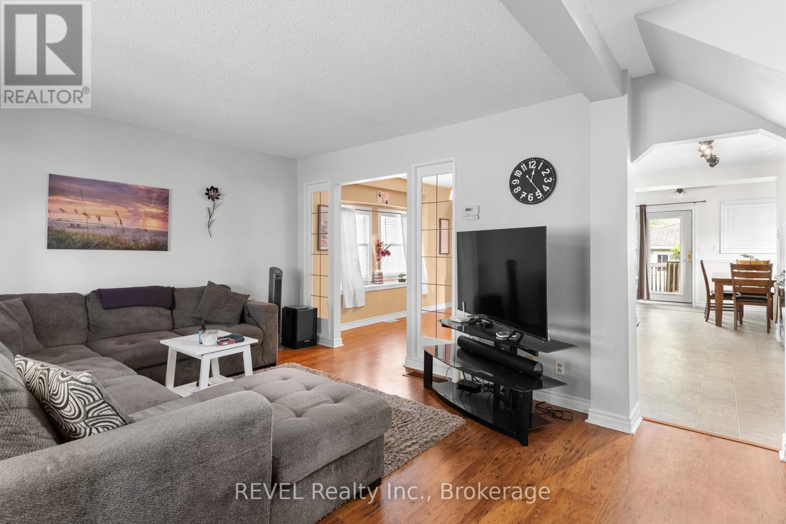 32 Bay Avenue, Welland, Ontario  L3B 3G6 - Photo 7 - X12441570