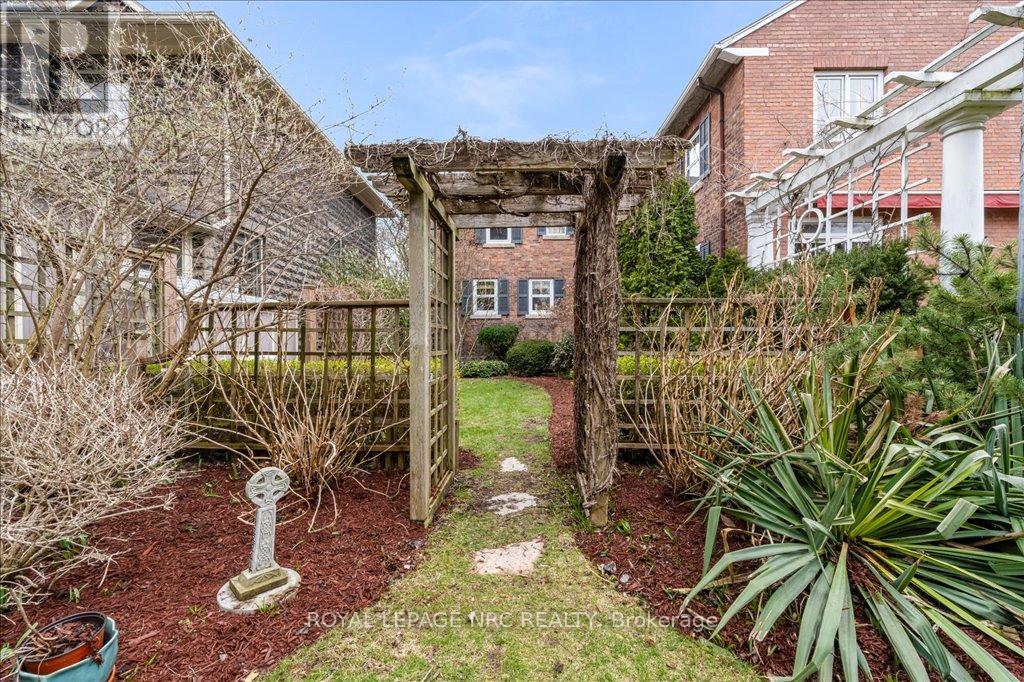 15 Trafalgar Street, St. Catharines, Ontario  L2R 3L9 - Photo 11 - X12443497