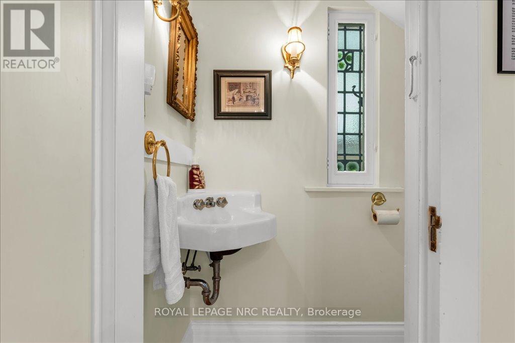 15 Trafalgar Street, St. Catharines, Ontario  L2R 3L9 - Photo 15 - X12443497