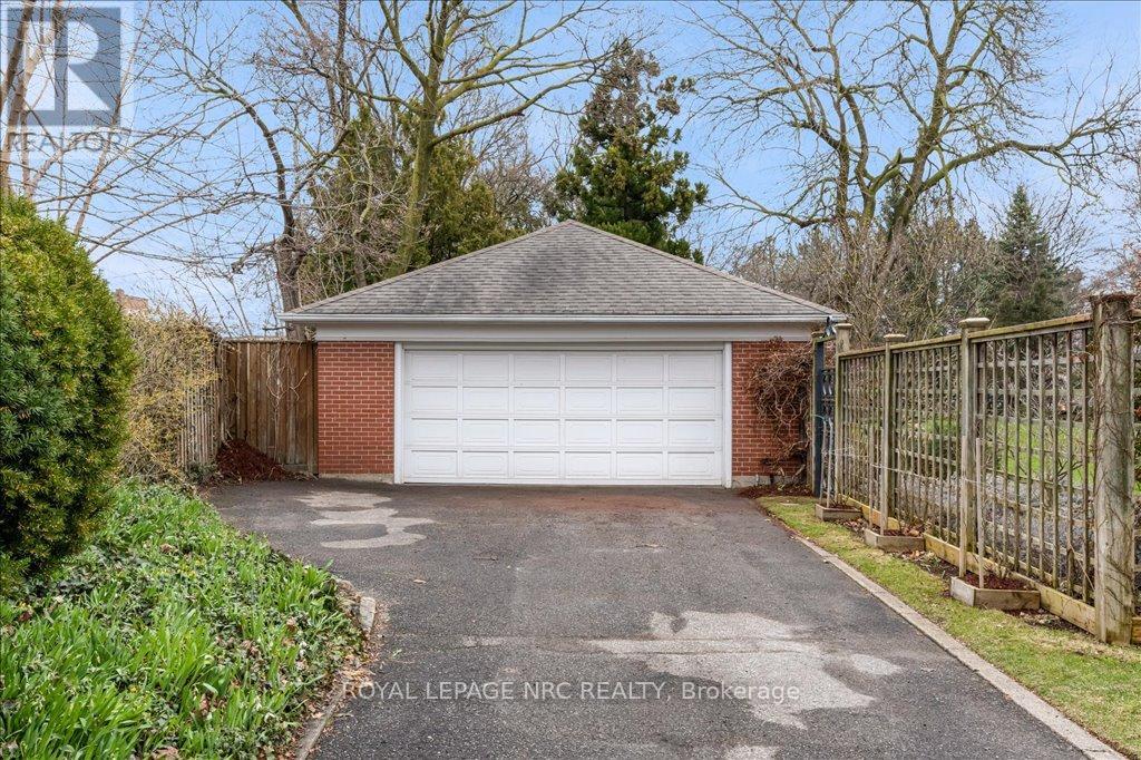 15 Trafalgar Street, St. Catharines, Ontario  L2R 3L9 - Photo 4 - X12443497