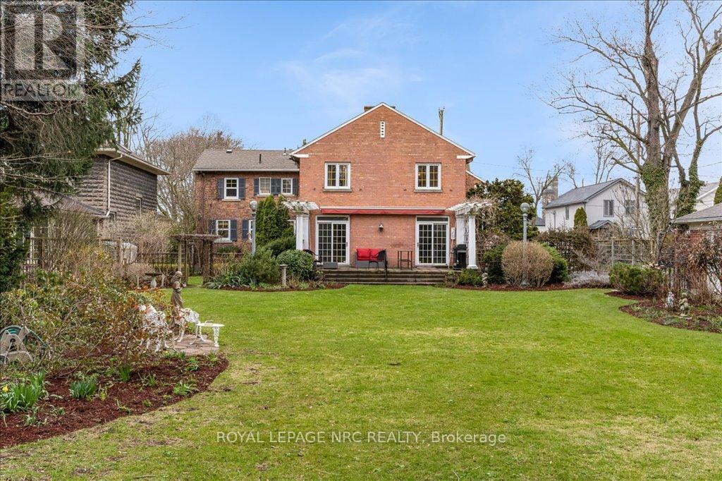 15 Trafalgar Street, St. Catharines, Ontario  L2R 3L9 - Photo 8 - X12443497