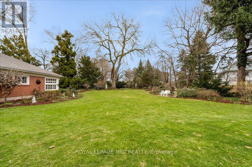 15 Trafalgar Street, St. Catharines, Ontario  L2R 3L9 - Photo 9 - X12443497