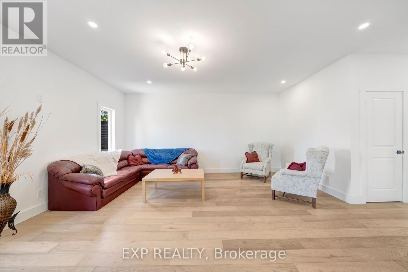 210 Morton Street, Thorold, Ontario  L2V 1C7 - Photo 12 - X12444205