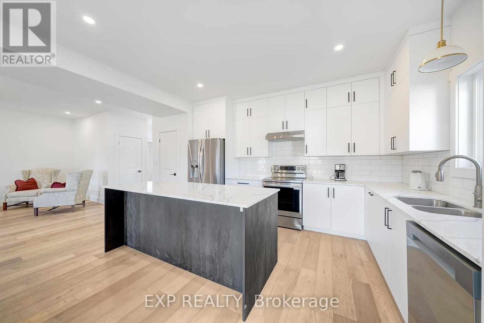 210 Morton Street, Thorold, Ontario  L2V 1C7 - Photo 3 - X12444205