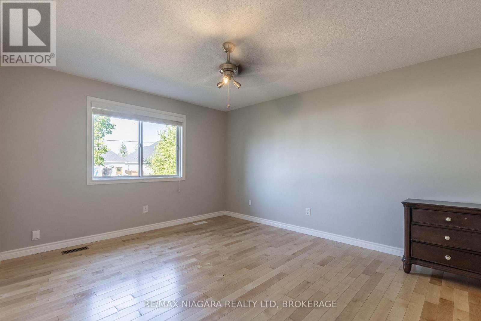 44 Maple Leaf Avenue S, Fort Erie, Ontario  L0S 1N0 - Photo 13 - X12445063