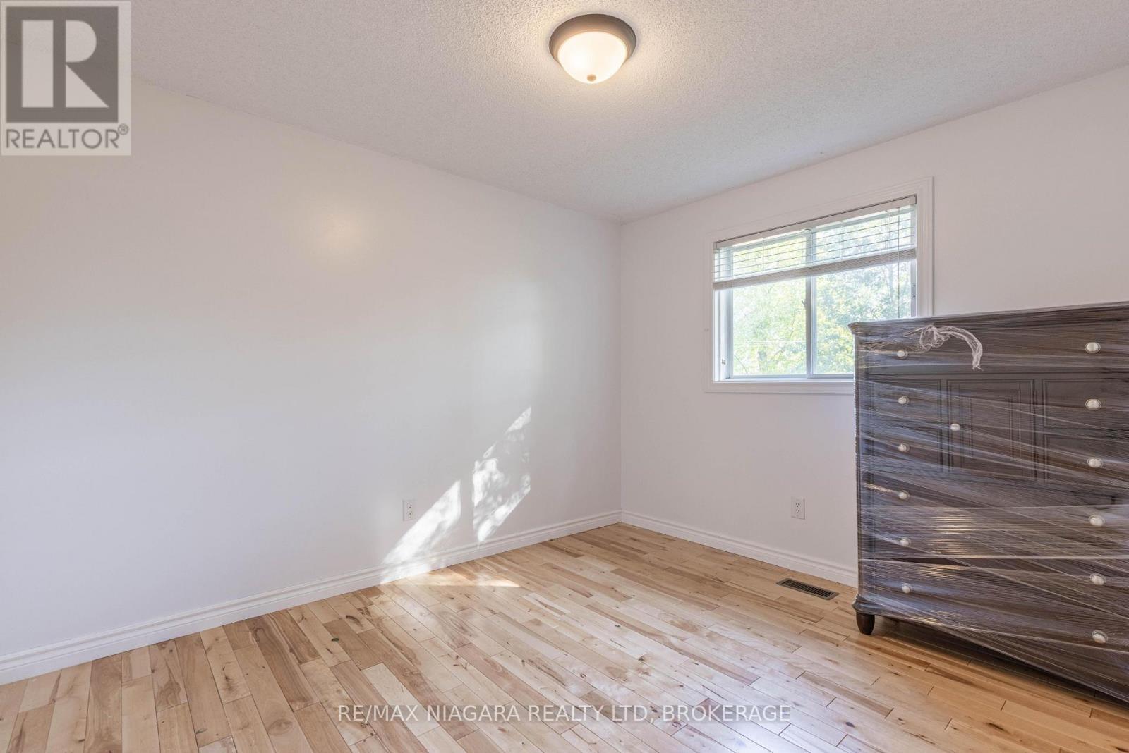 44 Maple Leaf Avenue S, Fort Erie, Ontario  L0S 1N0 - Photo 14 - X12445063