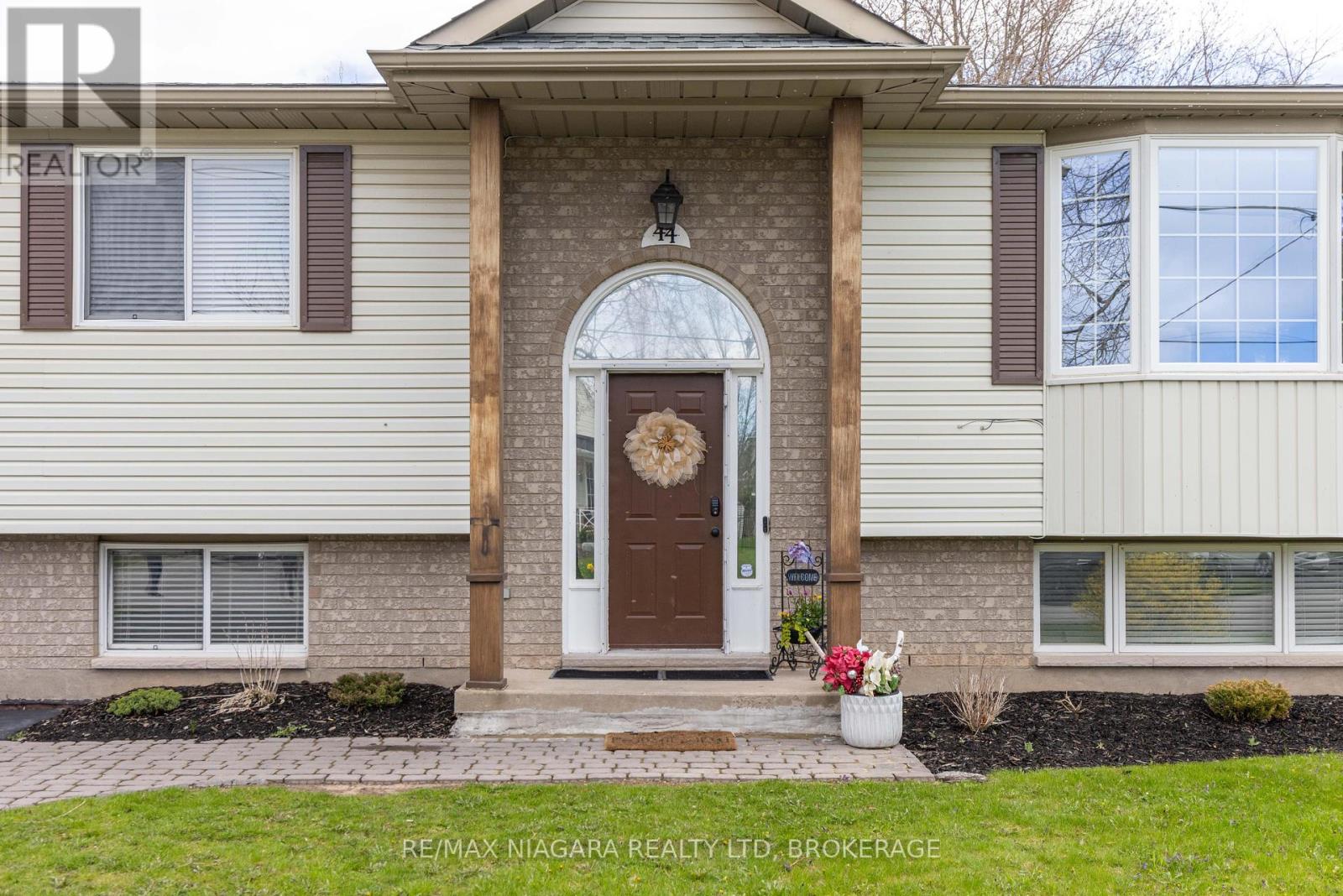 44 Maple Leaf Avenue S, Fort Erie, Ontario  L0S 1N0 - Photo 3 - X12445063