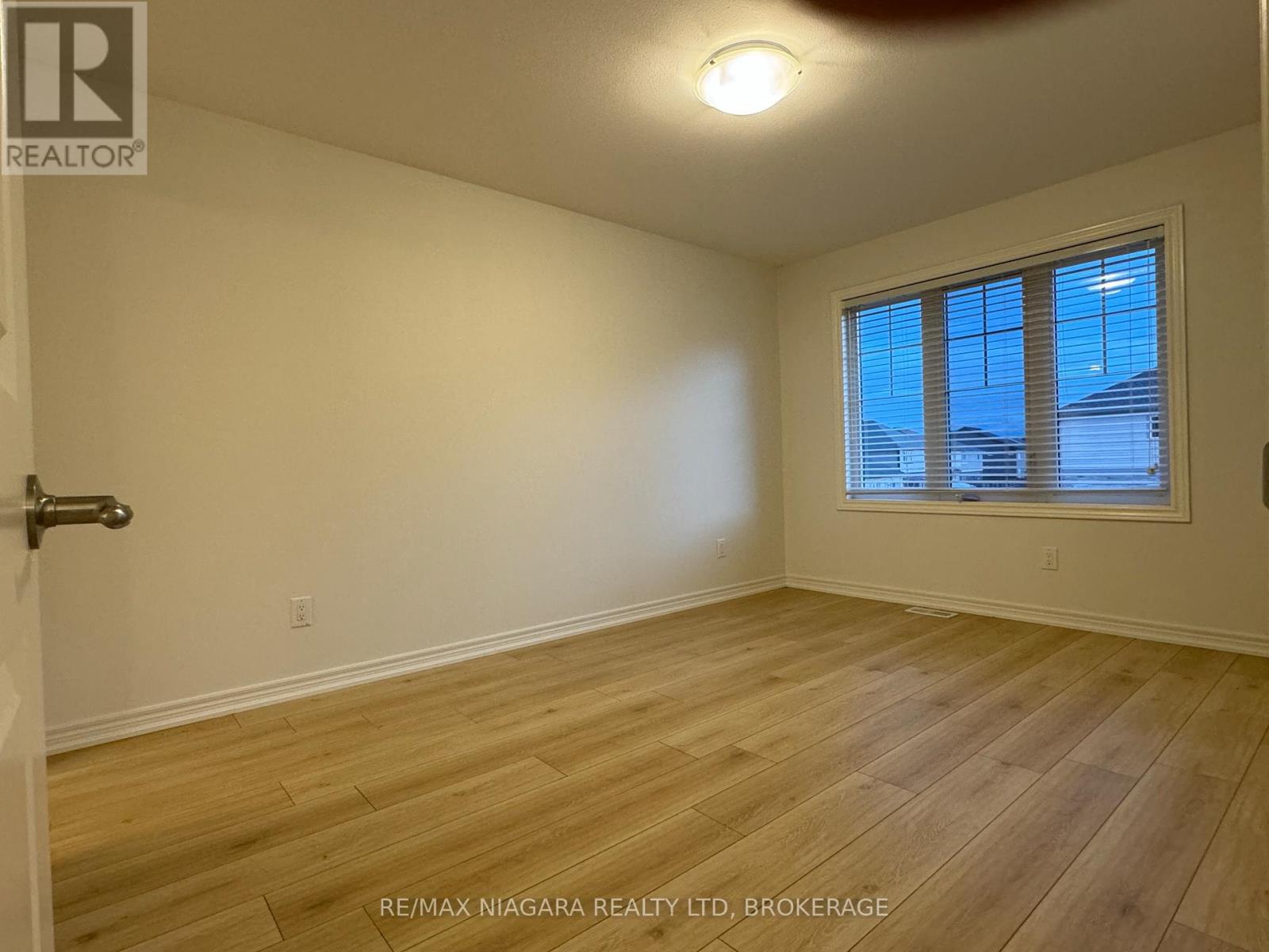 218 Heron Street, Welland, Ontario  L3C 0G7 - Photo 6 - X12448505