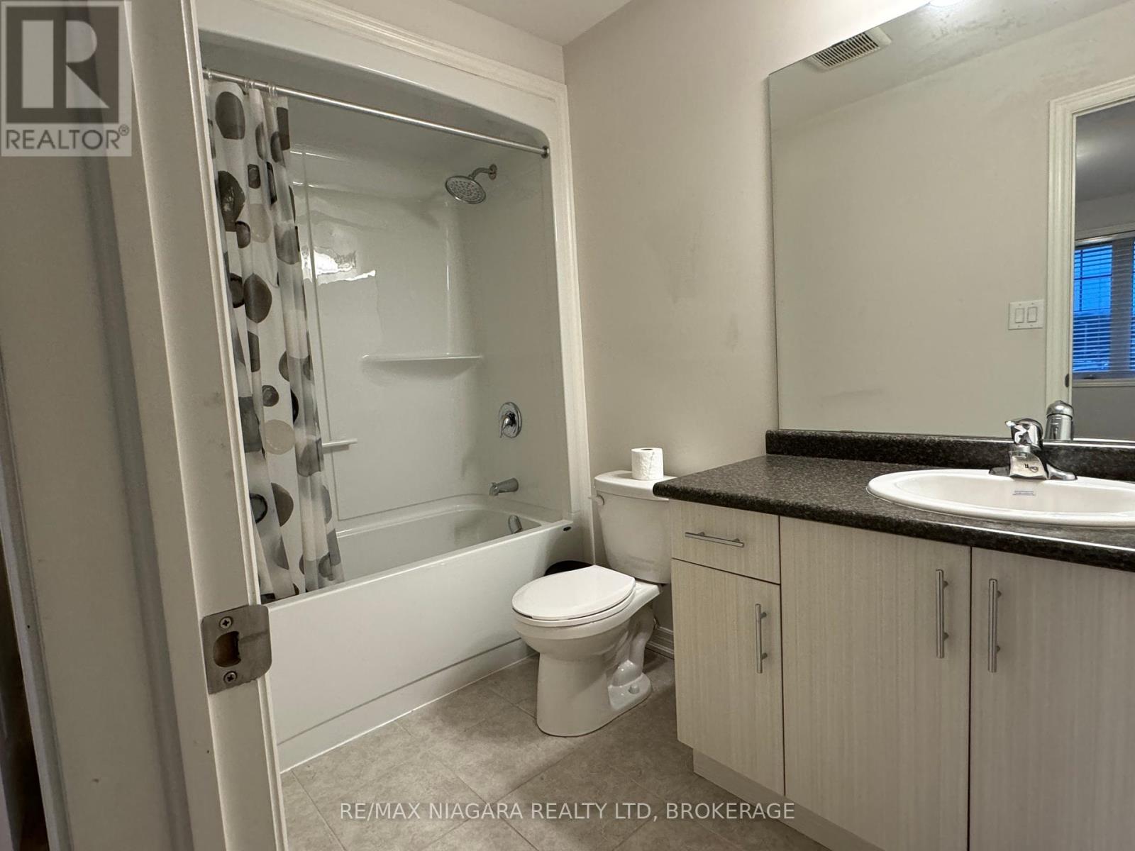 218 Heron Street, Welland, Ontario  L3C 0G7 - Photo 8 - X12448505