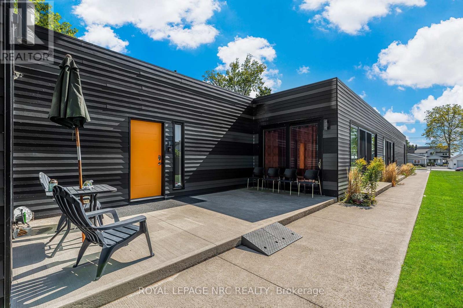 888 Edgemere Road, Fort Erie, Ontario  L2A 1A8 - Photo 2 - X12448663