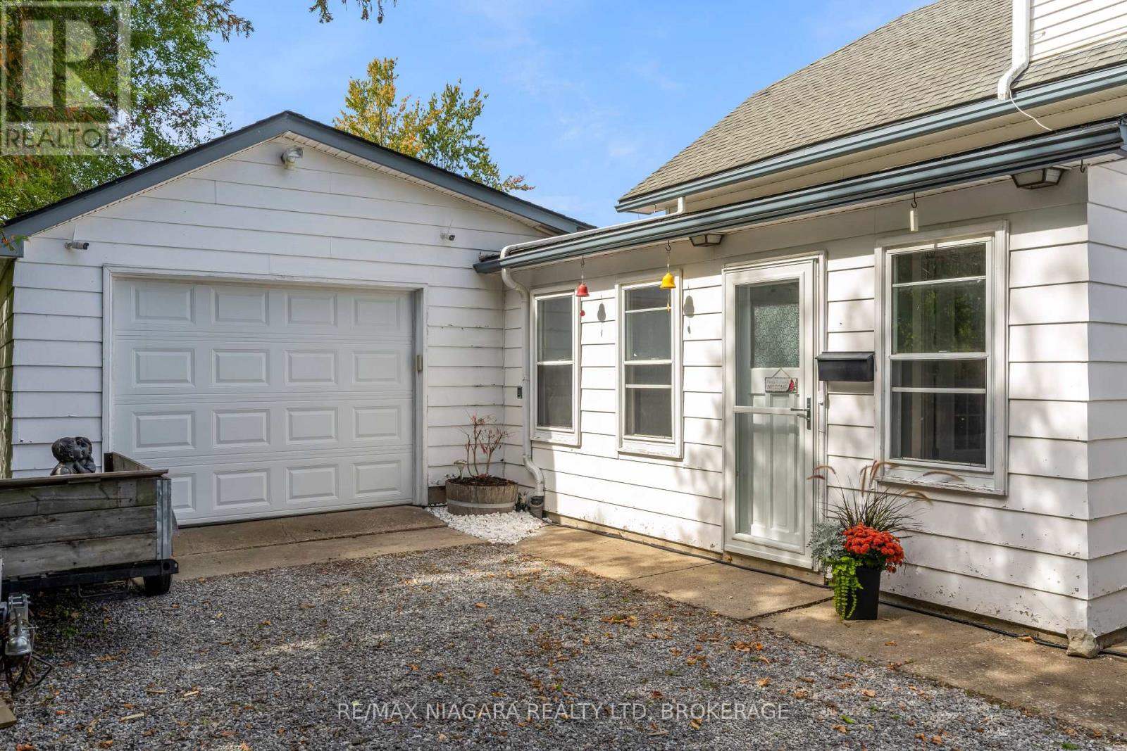 351 Crescent Road W, Fort Erie, Ontario  L2A 4P4 - Photo 4 - X12448845