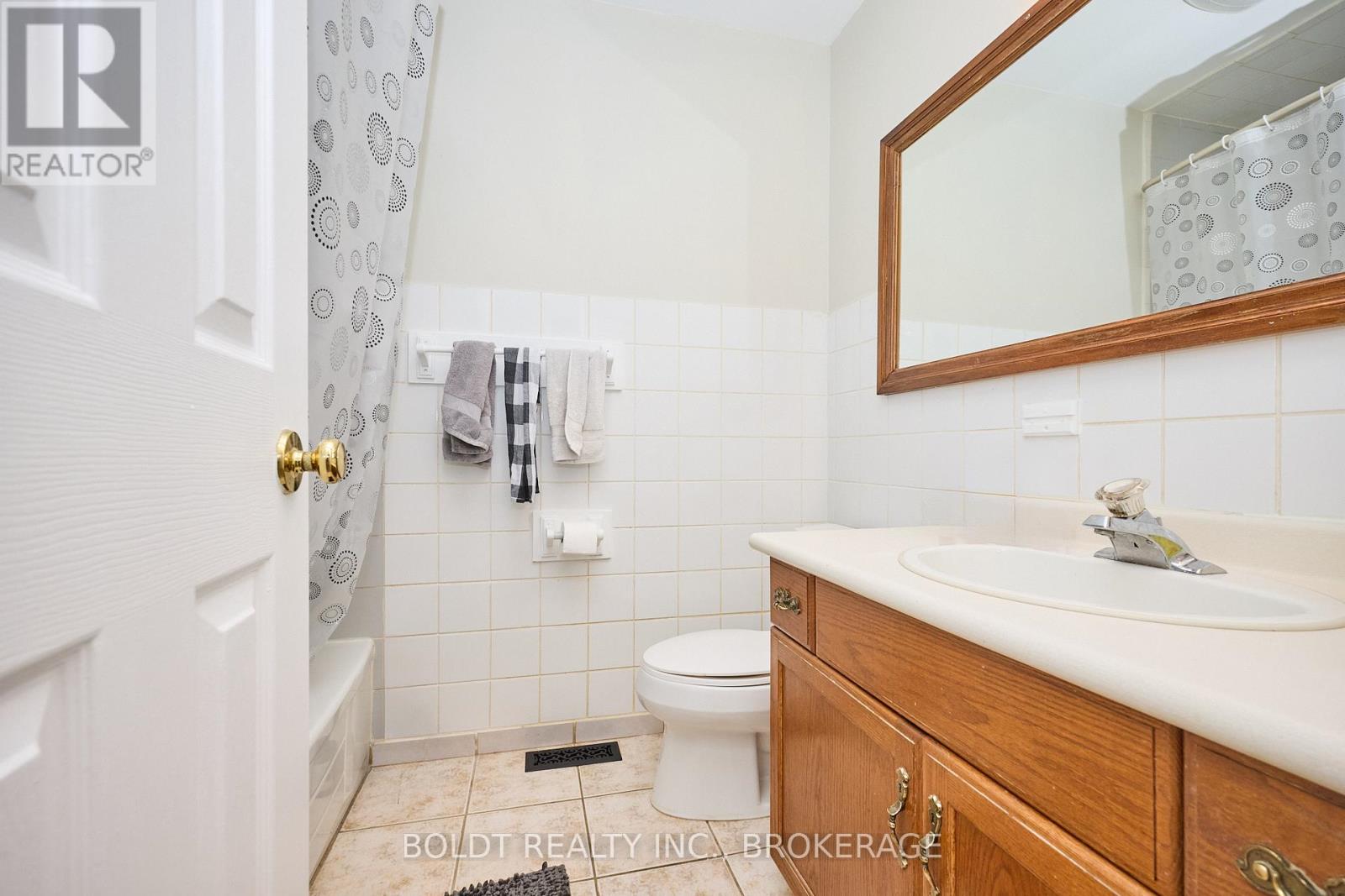 17 Colborne Street, Thorold, Ontario  L2V 3P8 - Photo 13 - X12449381