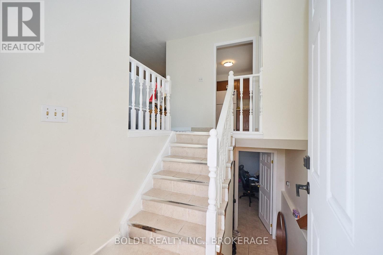 17 Colborne Street, Thorold, Ontario  L2V 3P8 - Photo 2 - X12449381