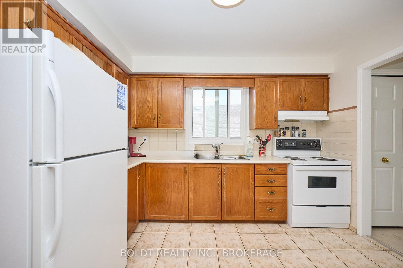 17 Colborne Street, Thorold, Ontario  L2V 3P8 - Photo 3 - X12449381