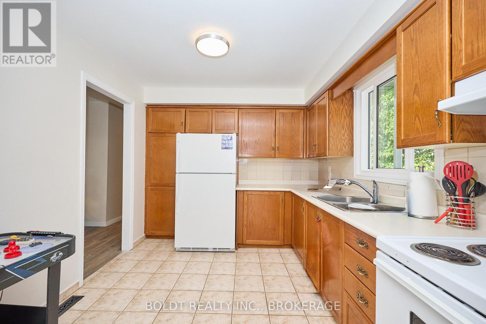 17 Colborne Street, Thorold, Ontario  L2V 3P8 - Photo 4 - X12449381