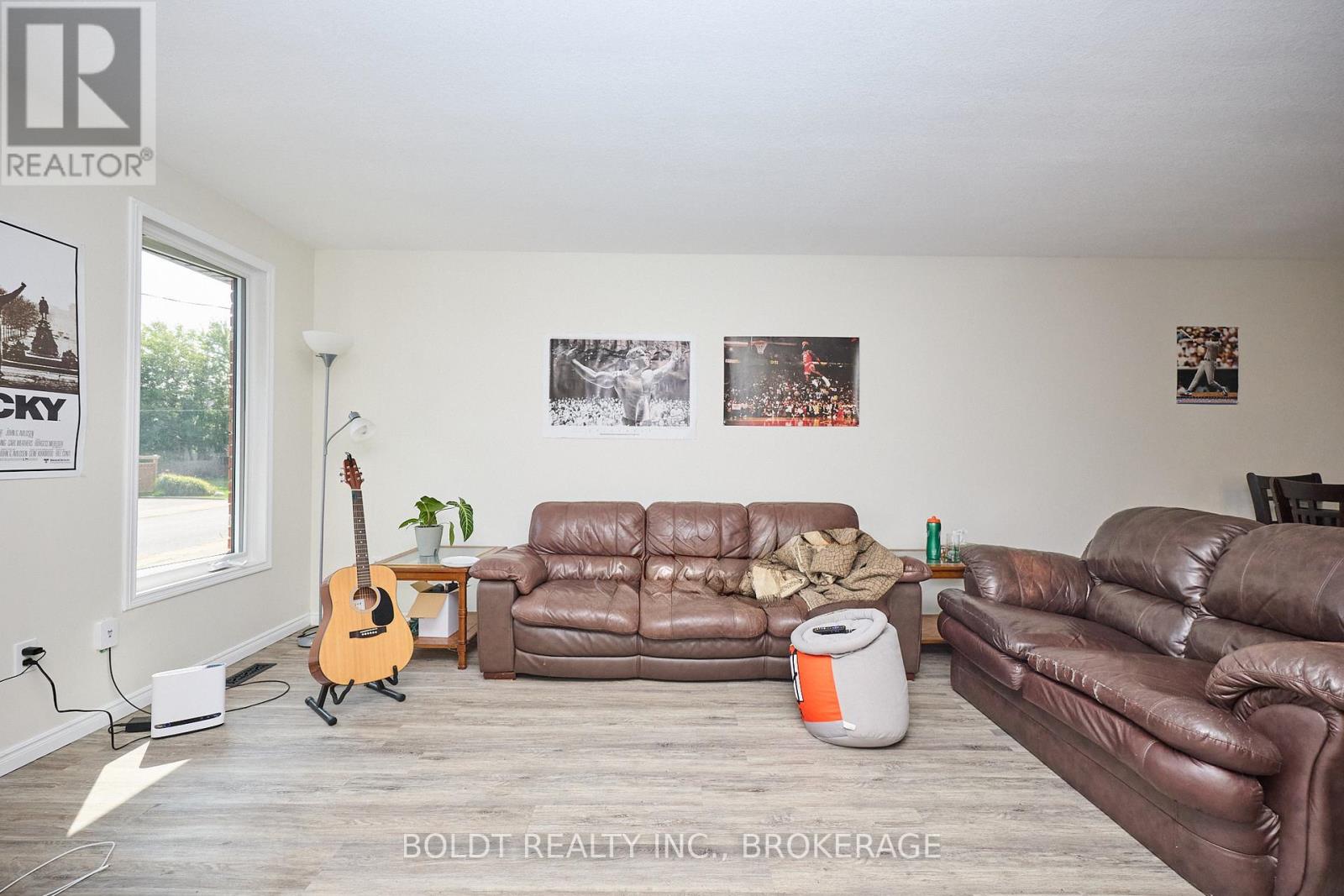 17 Colborne Street, Thorold, Ontario  L2V 3P8 - Photo 5 - X12449381