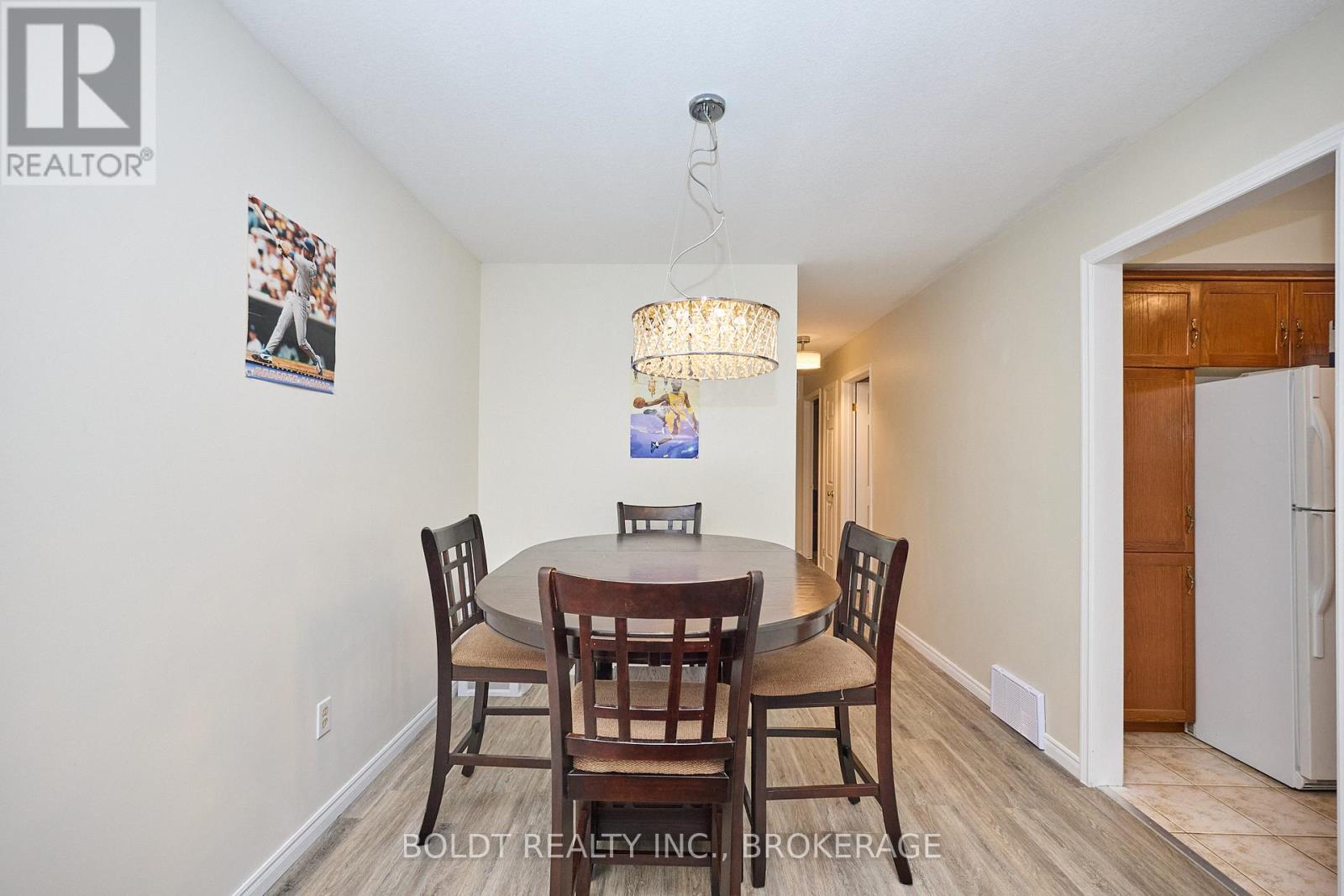 17 Colborne Street, Thorold, Ontario  L2V 3P8 - Photo 7 - X12449381