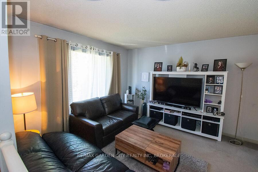 4549 Carriage Road, Lincoln, Ontario  L3J 0C2 - Photo 3 - X12449689