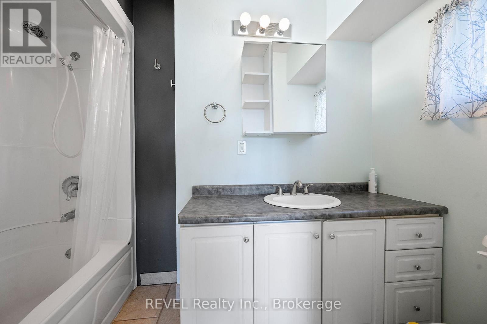 140 Dorothy Street, Welland, Ontario  L3B 3V9 - Photo 15 - X12453139