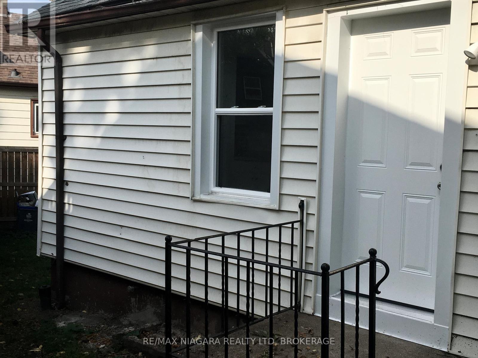 163 Welland Avenue, St. Catharines, Ontario  L2R 2N9 - Photo 6 - X12455533